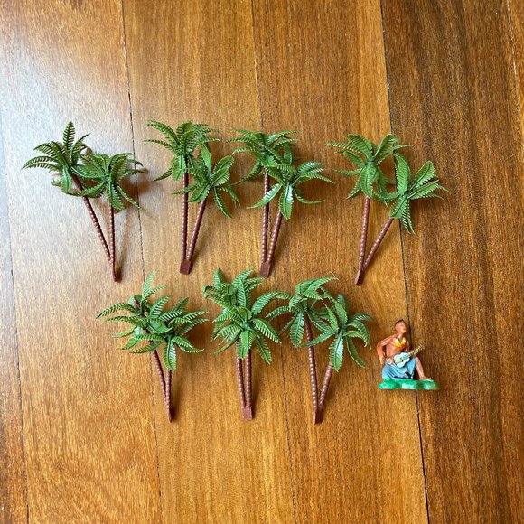 Seven (7) Palm Tree Sets and Hawaiian Ukulele Playing Man Plastic Cake Toppers - Picture 1 of 3